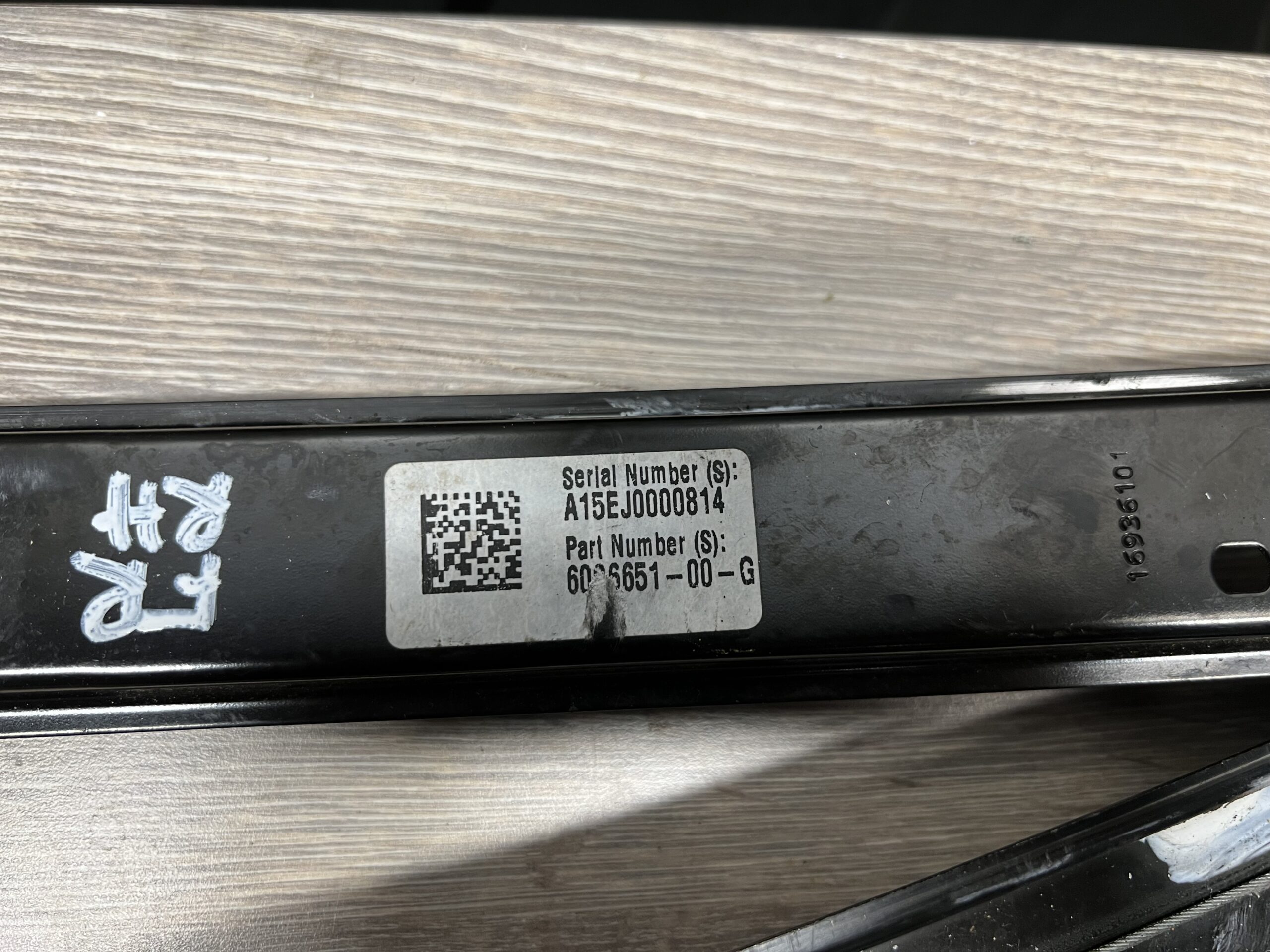 Tesla Model S Esimene Parem Aknatõstuk - Image 2