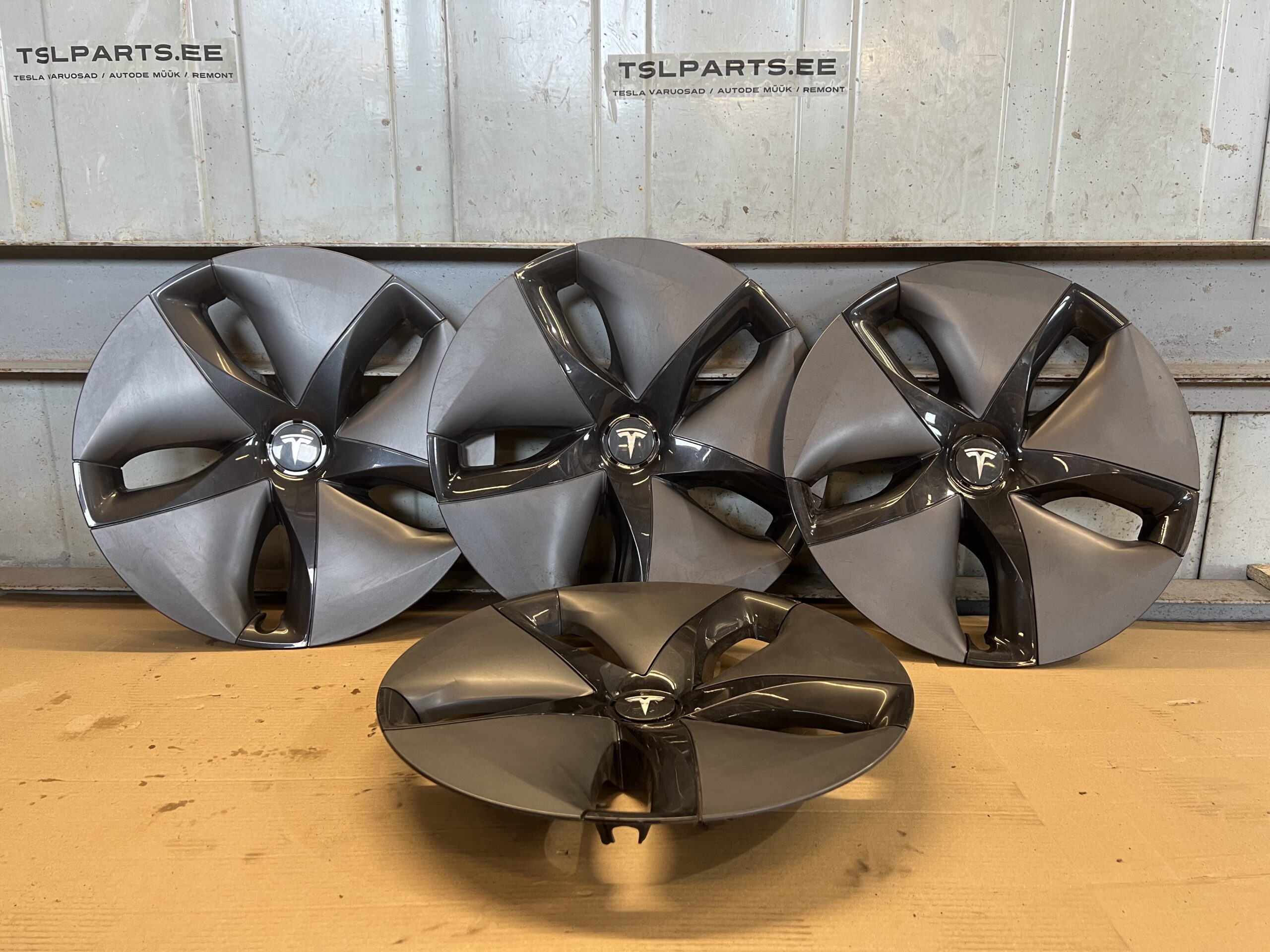 Tesla Model 3 R18 Veljekatted