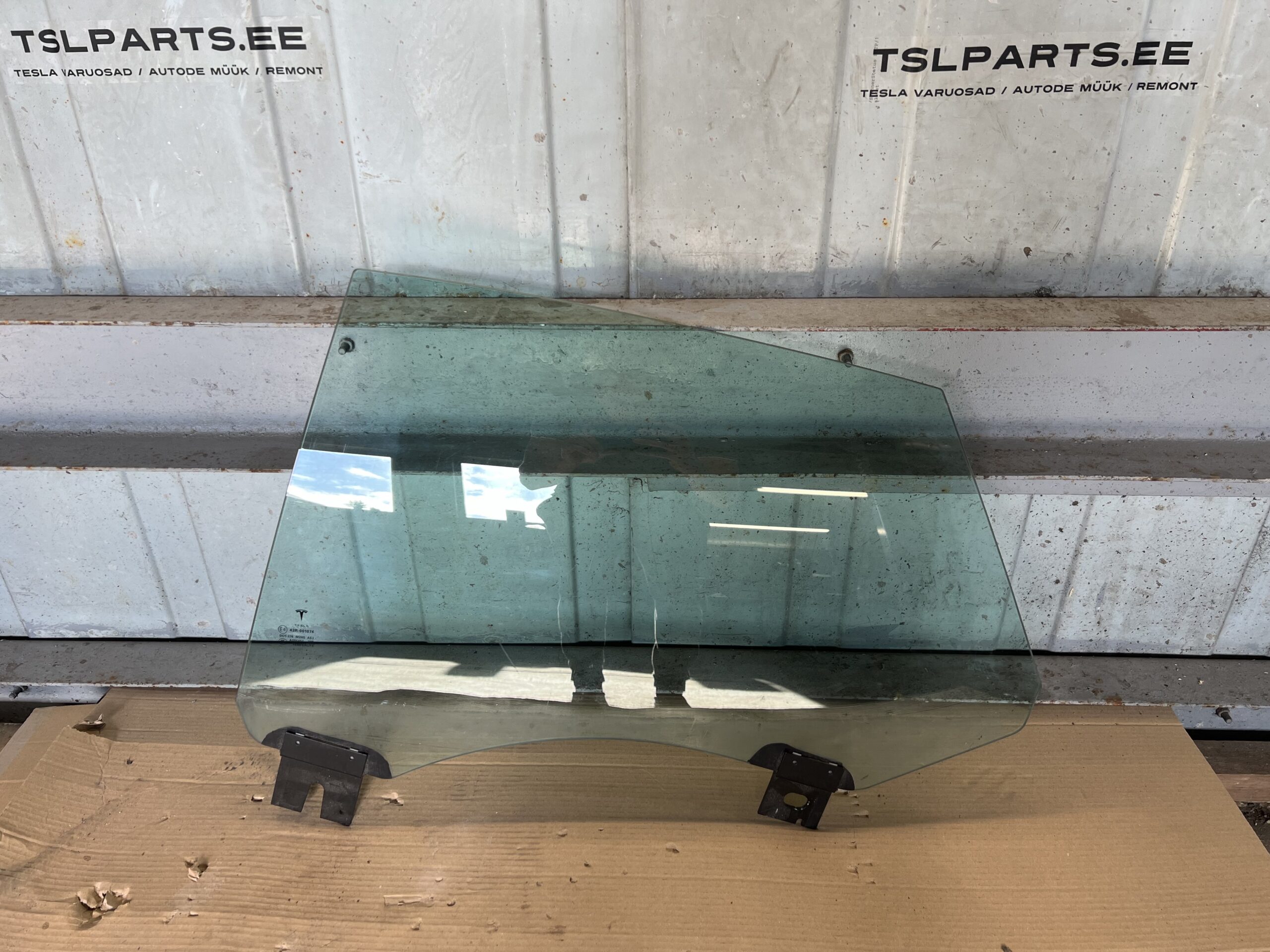 Tesla Model S Tagumine Vasak Ukseklaas