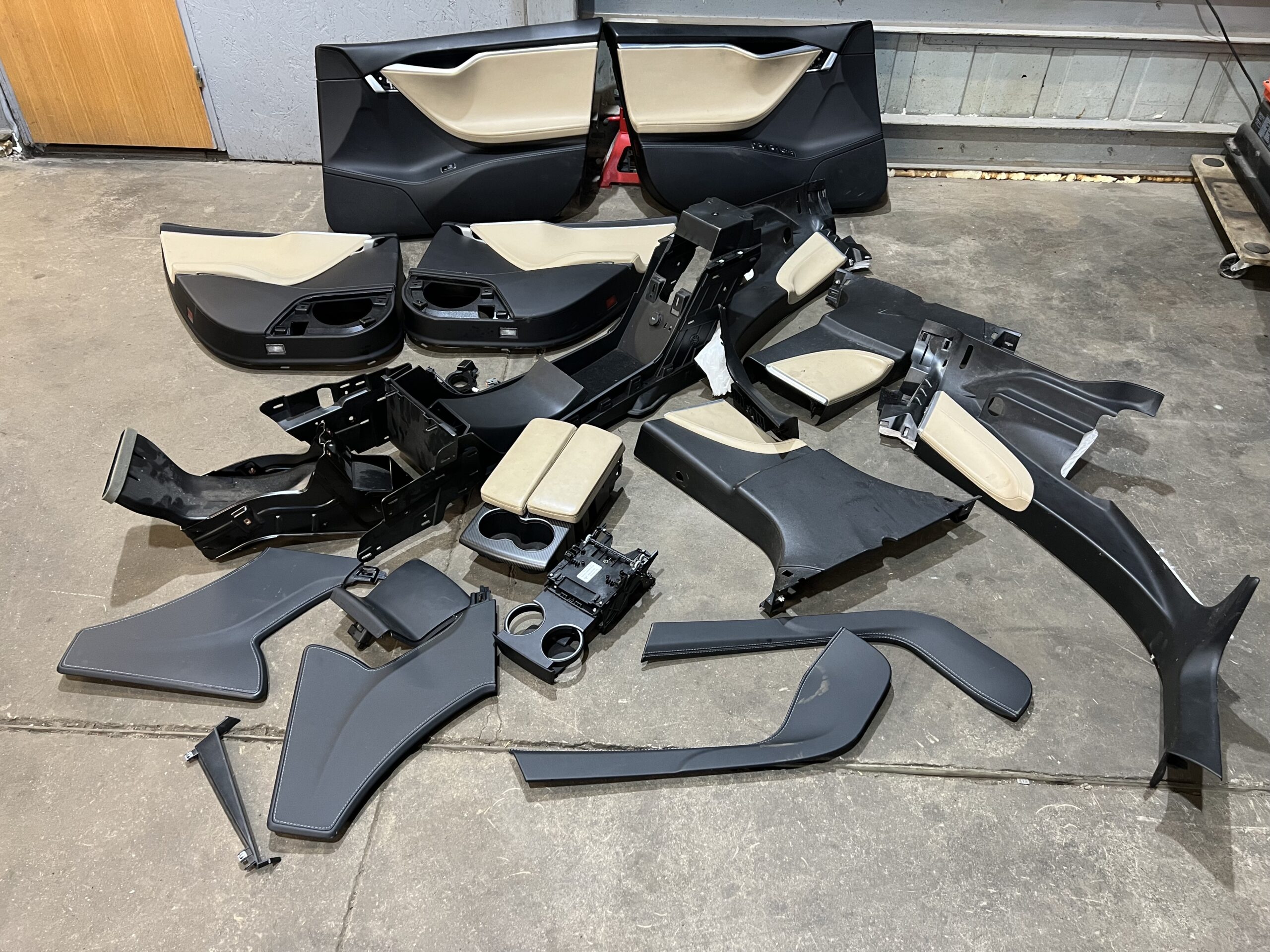 Tesla Model S Nahksisu Jupid